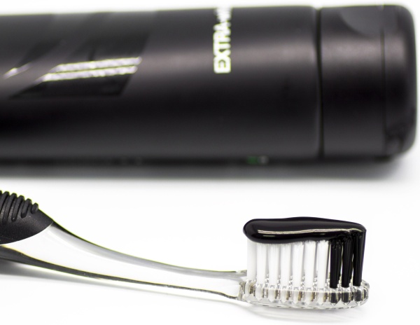 Экстра-отбеливающая зубная паста Dentissimo Extra-Whitening Black